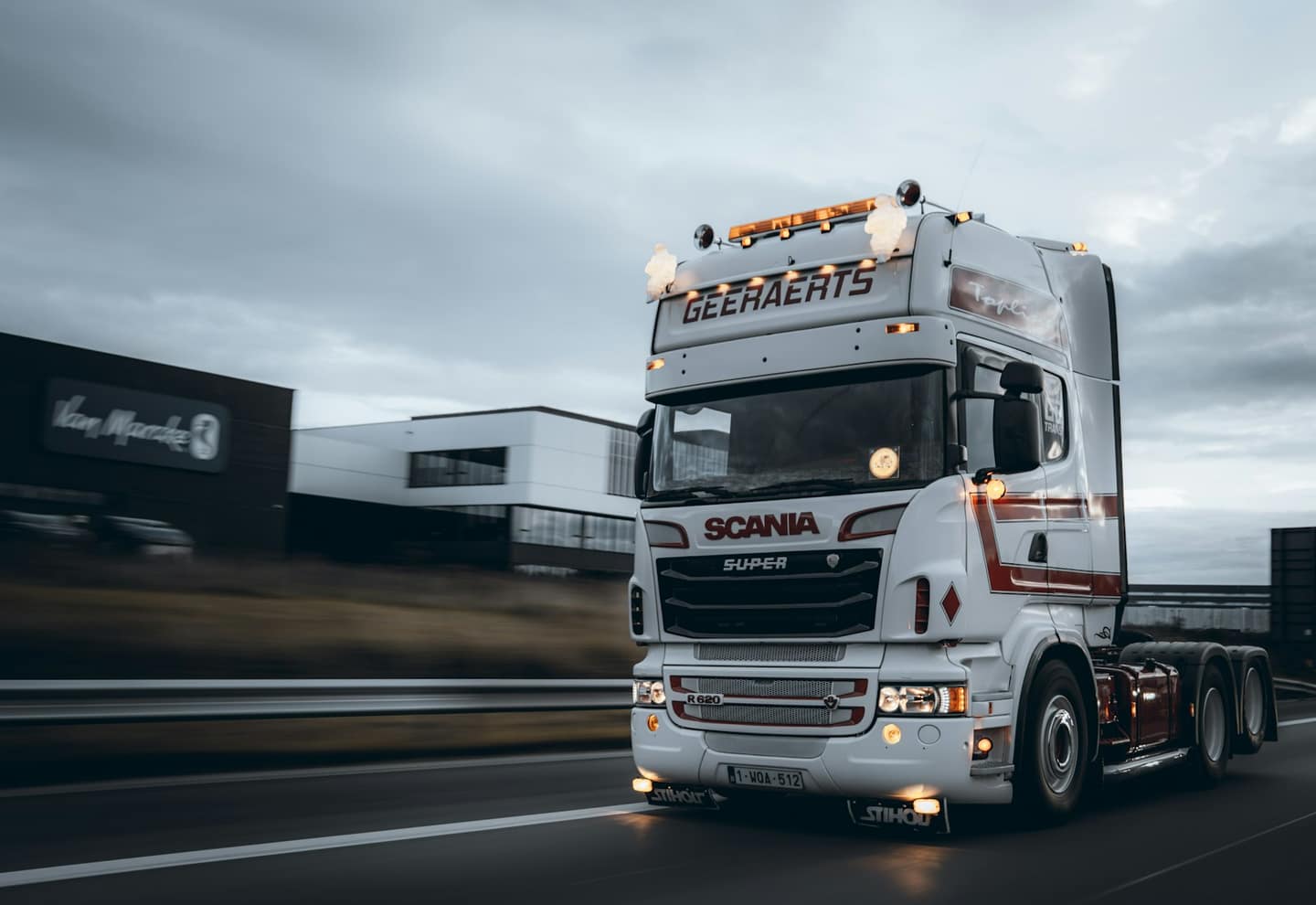 Kravas automobiļa vilcējs uz ceļa