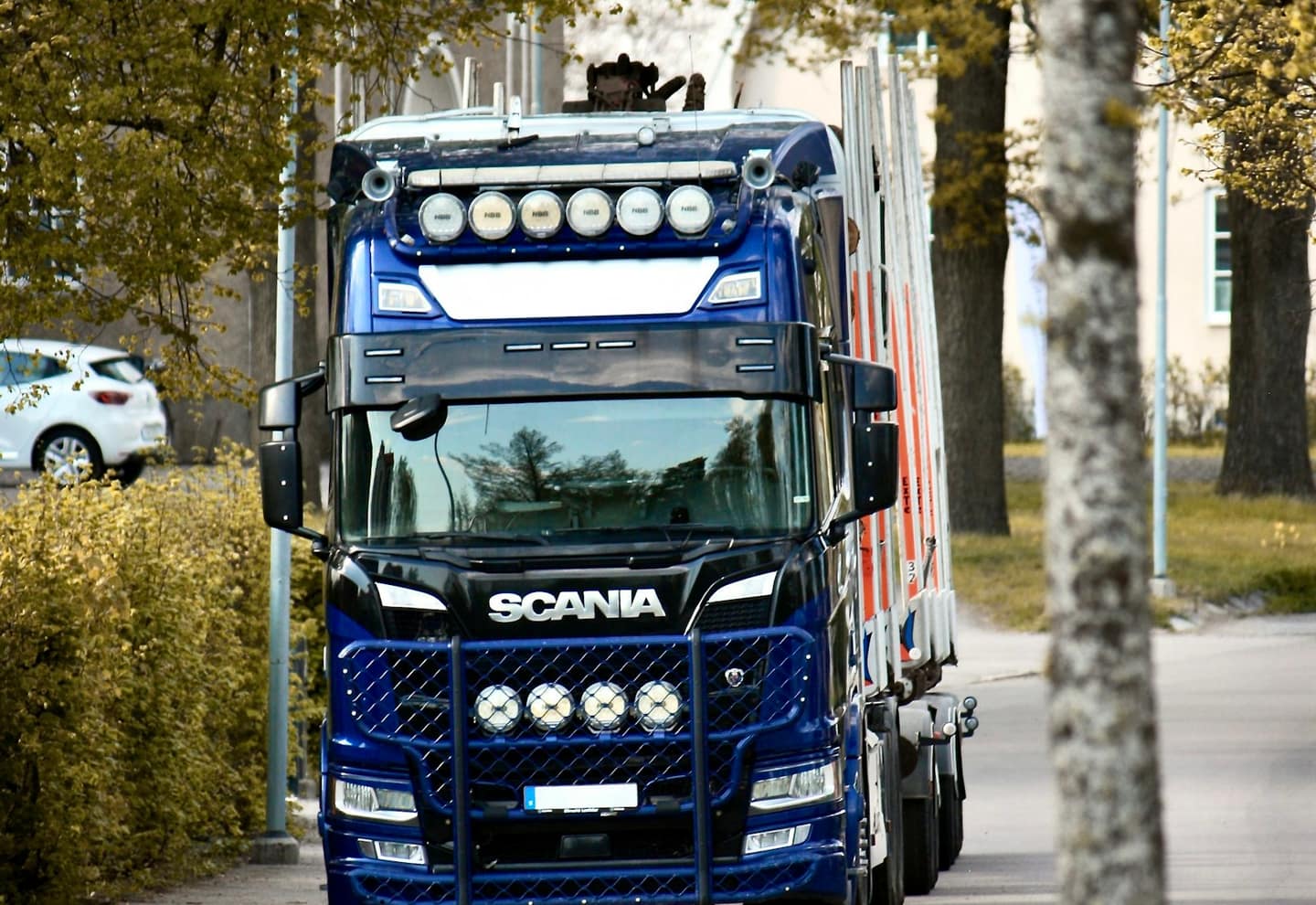 Kravas automobilis ar piekabi ielā