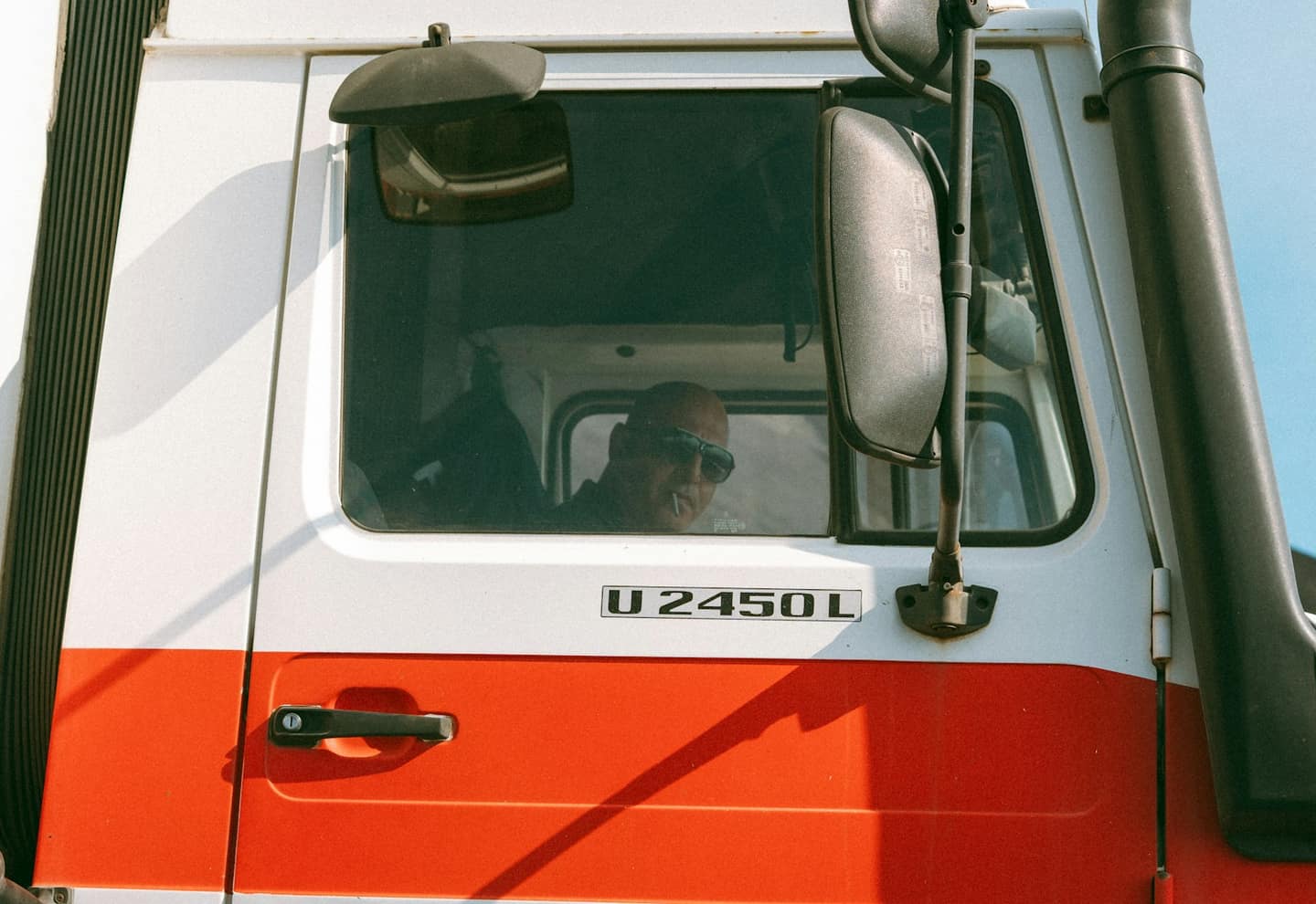 Vadītājs kravas automobiļa kabīnē